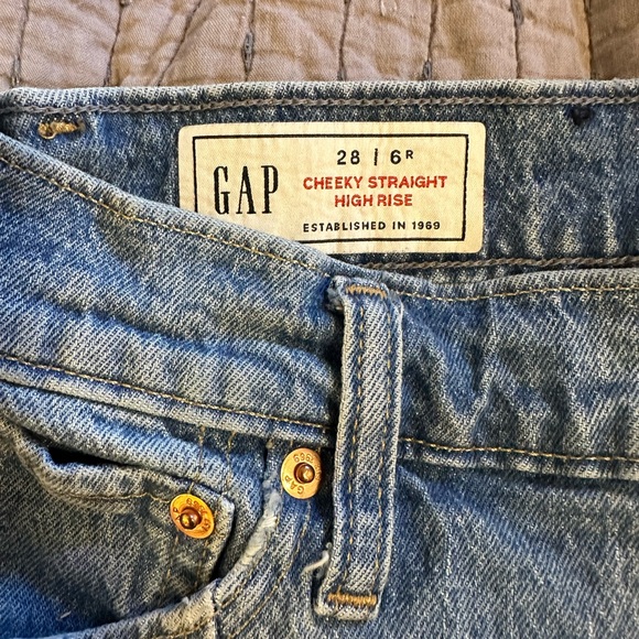 Gap cheeky straight high rise jeans with front seams and raw hems. Size 28/6 R - Picture 3 of 6